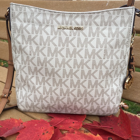 Michael Kors Handbags - 🔥FLASH SALE 🍁MICHAEL KORS LEATHER CROSSBODY